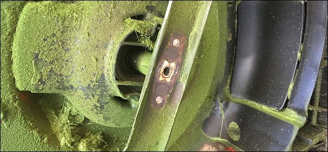 Очистка внутренней части деки от слипшейся травы и грязи