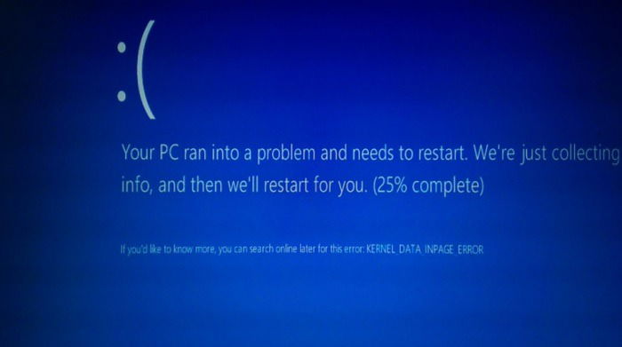 Пример синего экрана с кодом KERNEL_DATA_INPAGE_ERROR на мониторе.