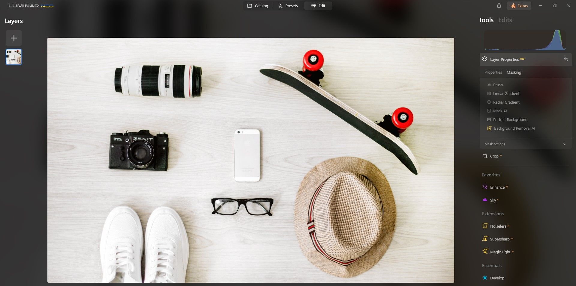 Разные объекты — шляпа и скейтборд