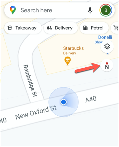 Вид карты в Google Maps, повернутый так, что север находится наверху, а голубой конус показывает направление движения восток.