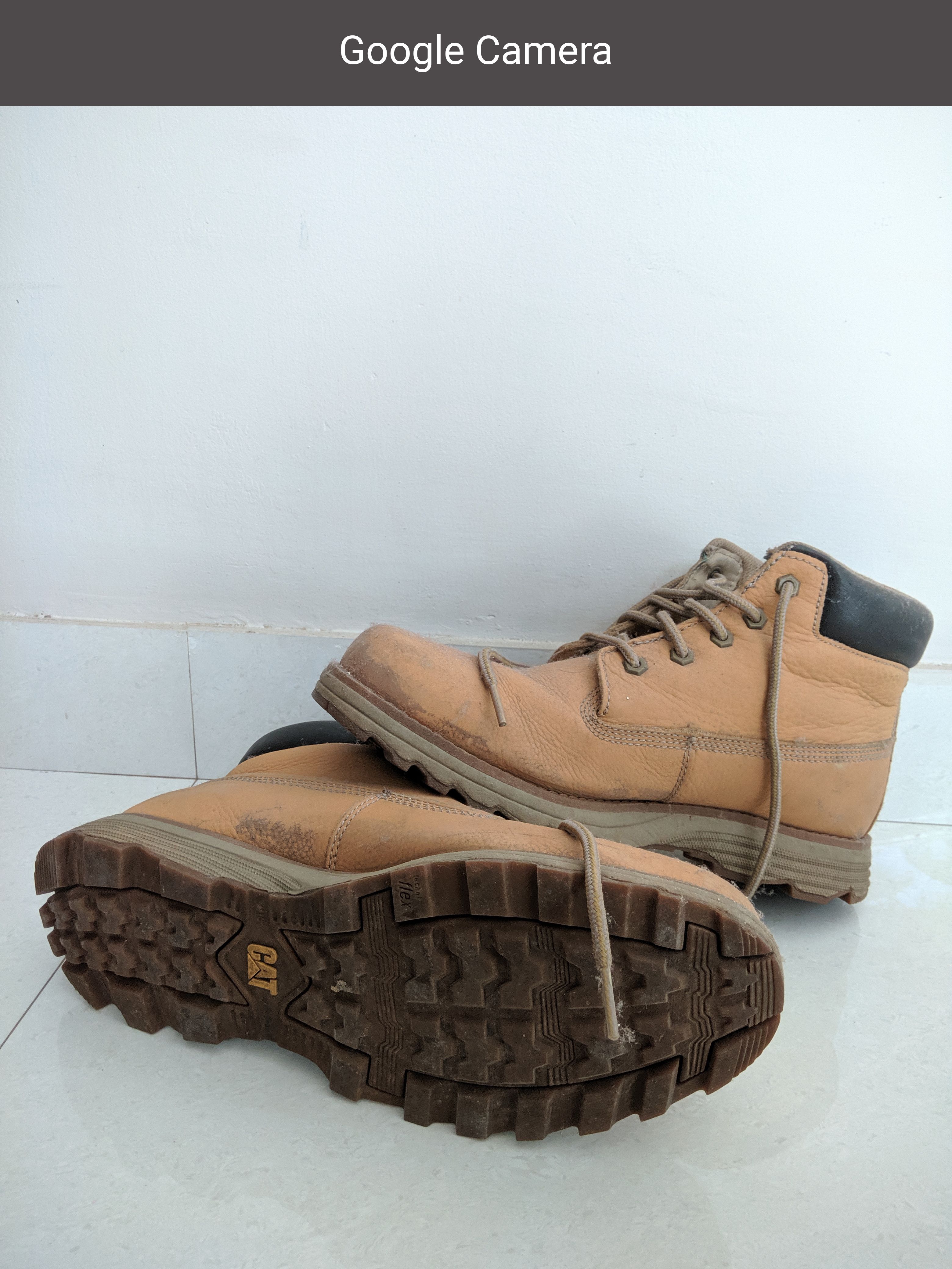 Две обуви Caterpillar на белом фоне