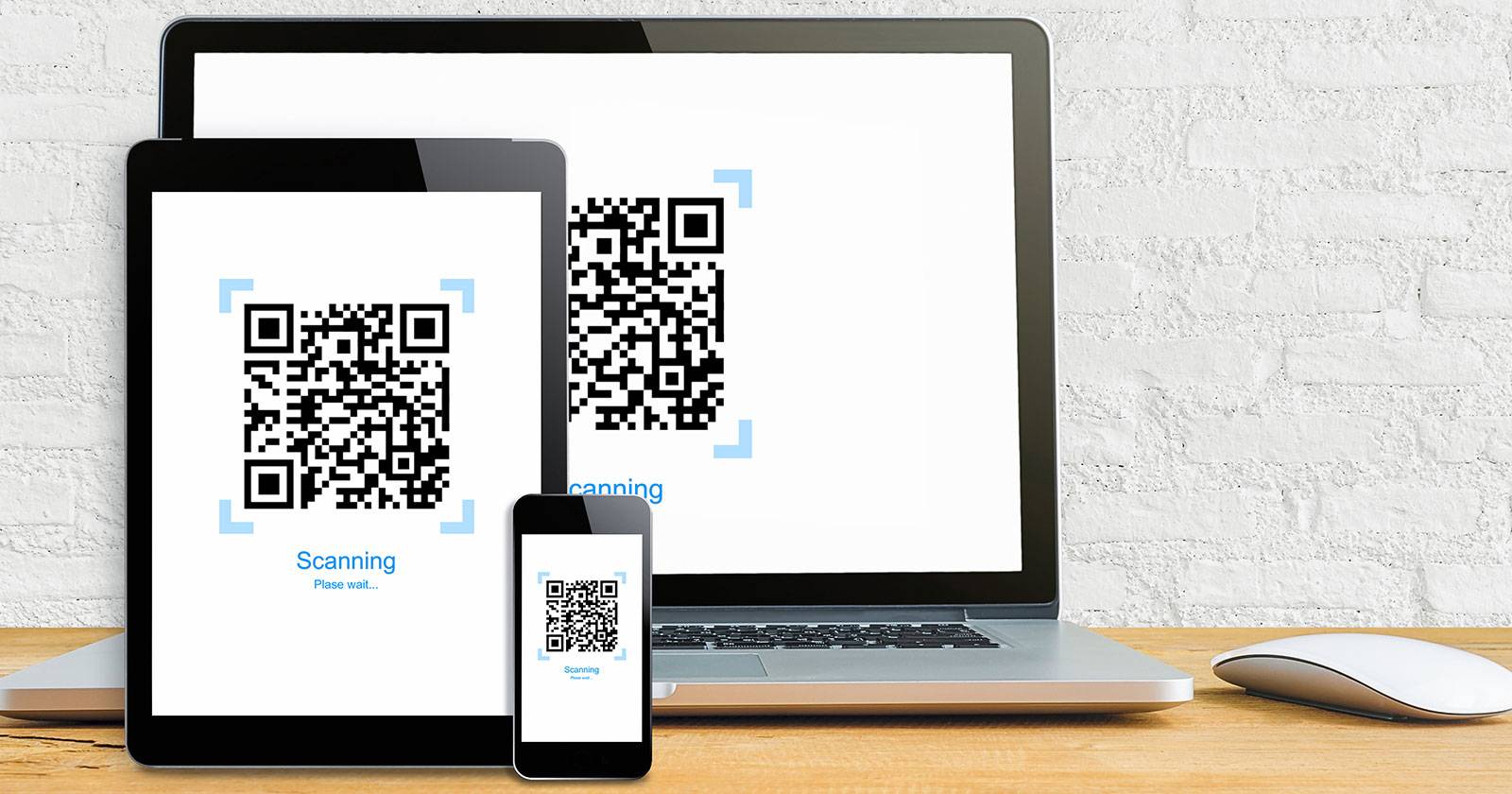 Ноутбук, планшет и телефон с отображаемыми QR‑кодами