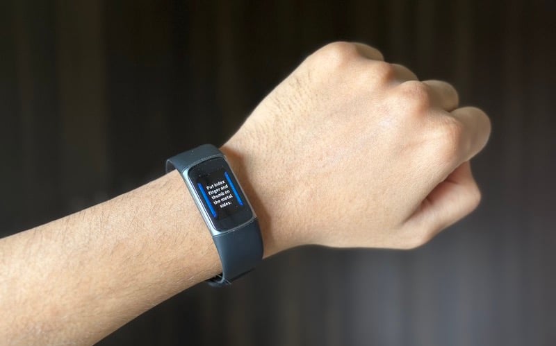 Неработающий Fitbit Charge 5 на запястье