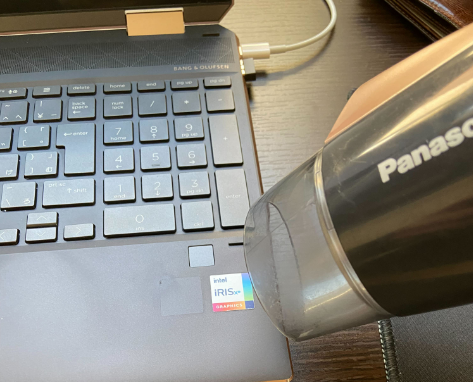 Применение фена для разогрева клея под наклейкой.