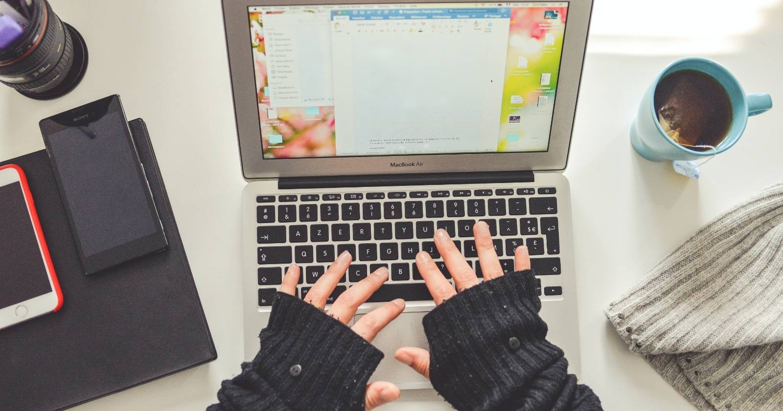 Человек редактирует документ в Microsoft Word