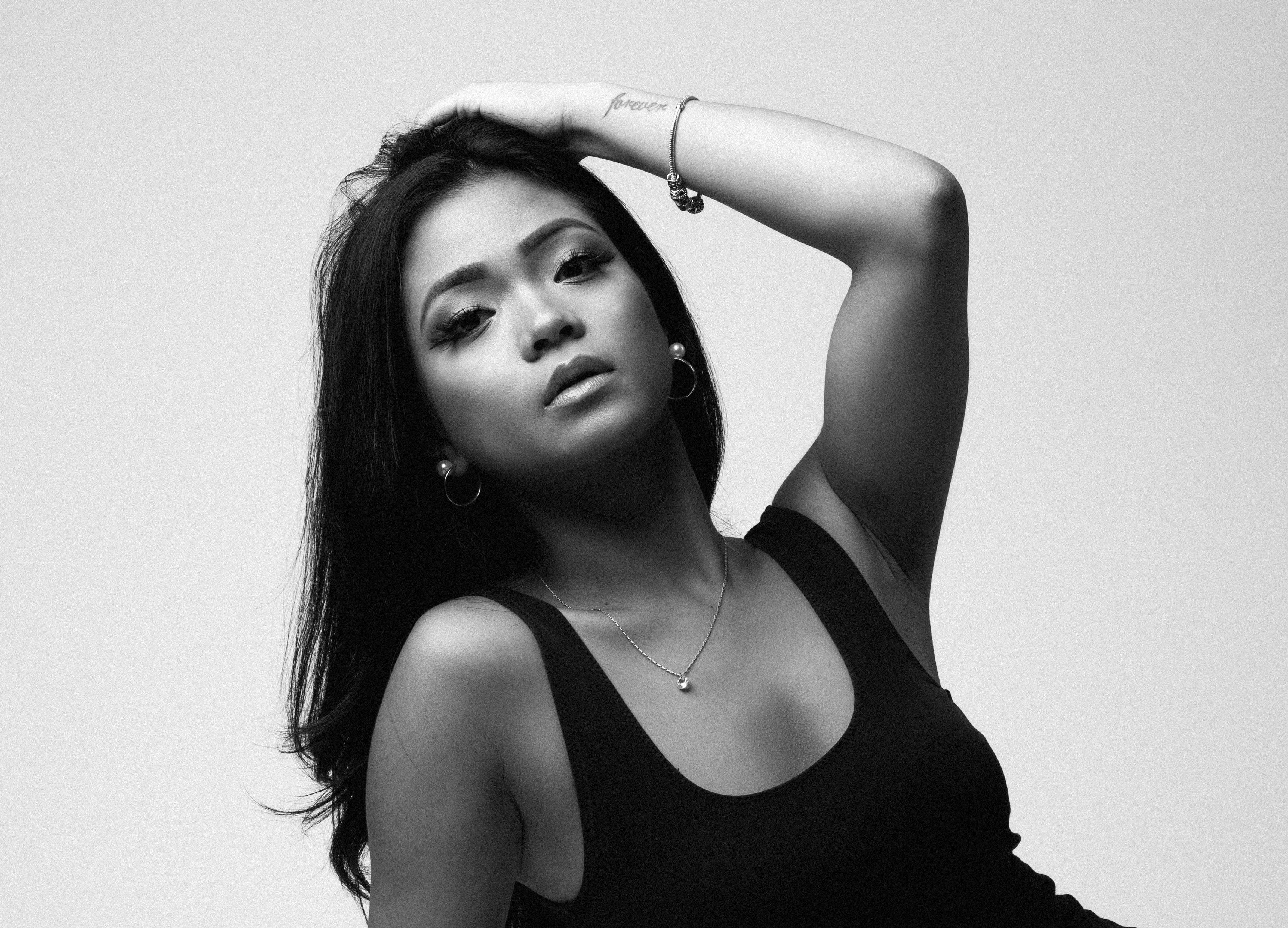 Женщину фотографируют при верхнем бабочковом освещении