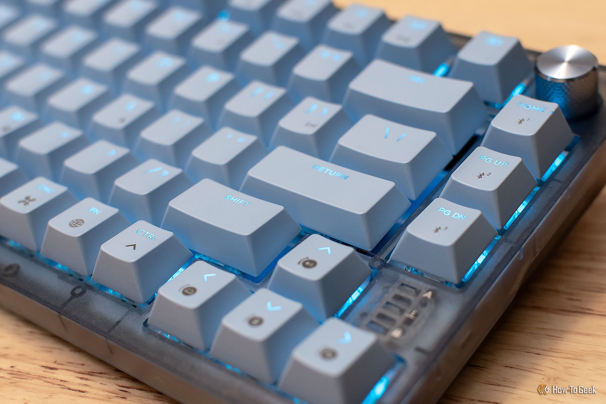 Corsair K65 Apple Edition с синей RGB подсветкой.