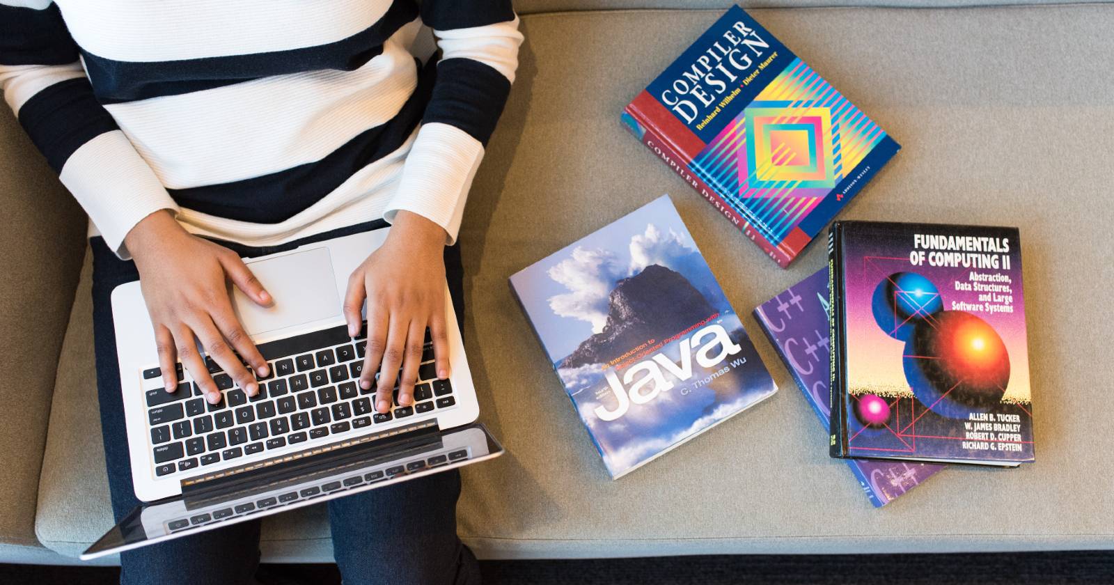 Человек, работающий за ноутбуком