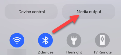 Нажмите кнопку Media Output в шторке быстрых настроек.