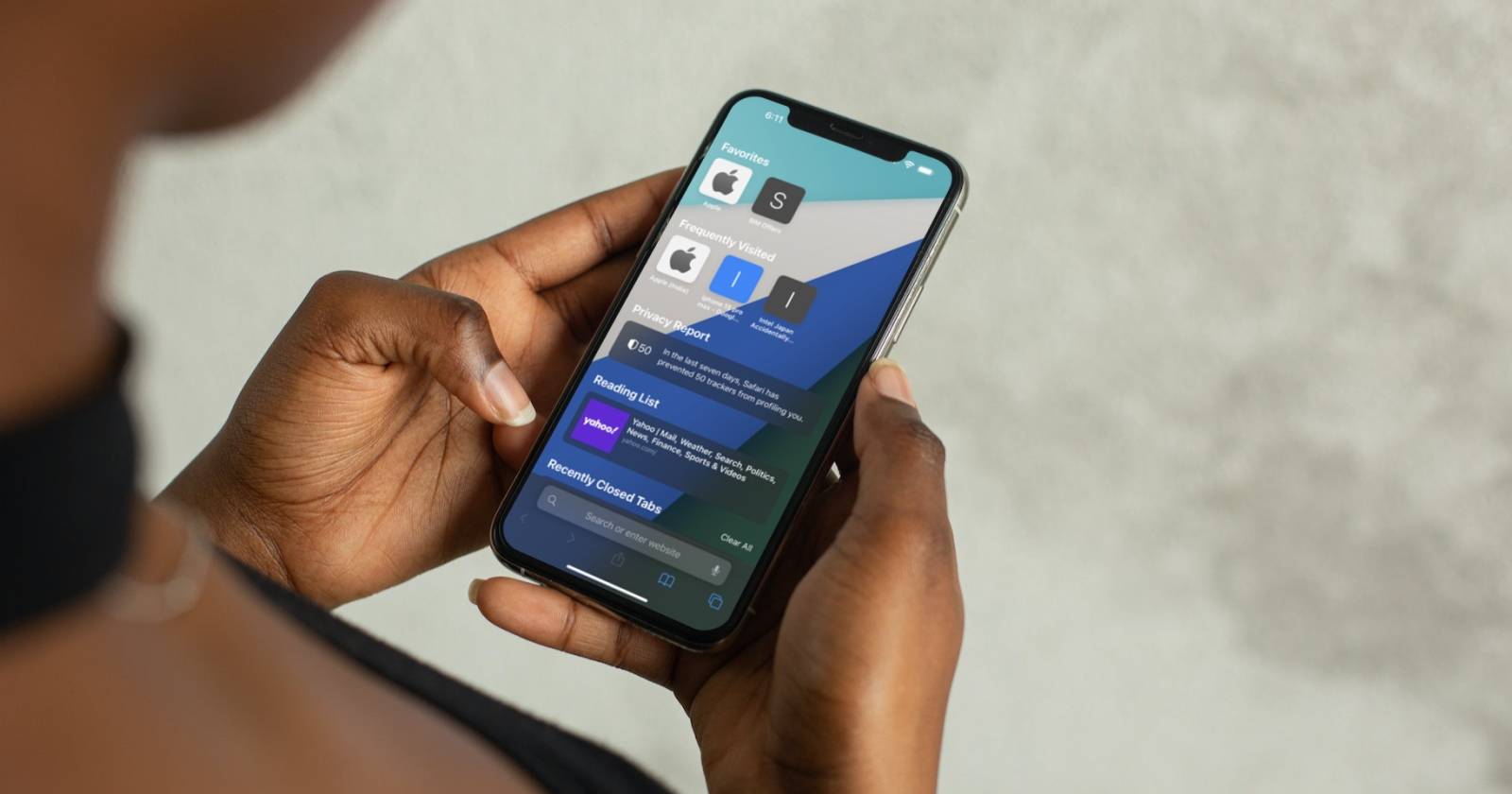пользователь использует Safari на iPhone