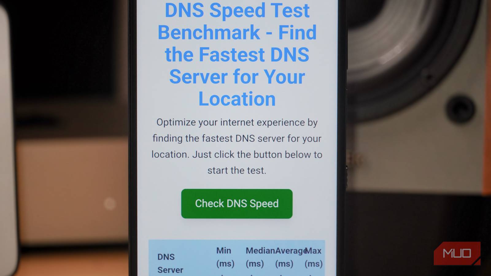 Крупный план приложения DNS Speed Test, работающего на Android‑телефоне.