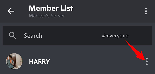 Три точки рядом с участником