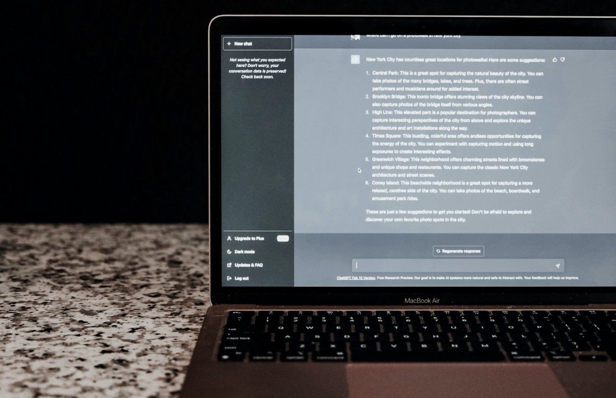 Обложка ноутбука с открытым ChatGPT