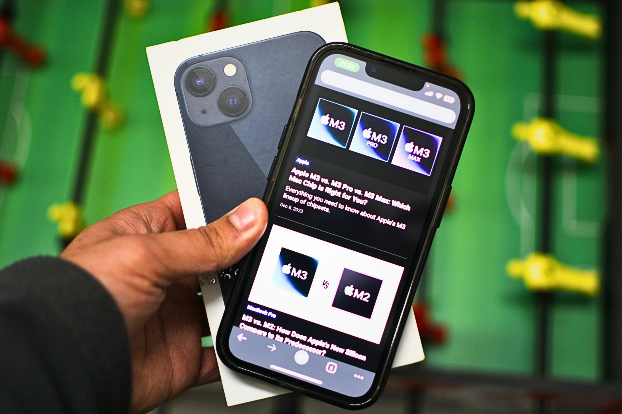 iPhone 13 с коробкой рядом.