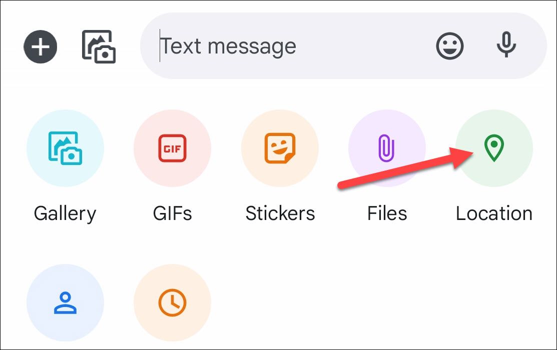 Меню вложений в Google Messages с опцией 'Локация'.
