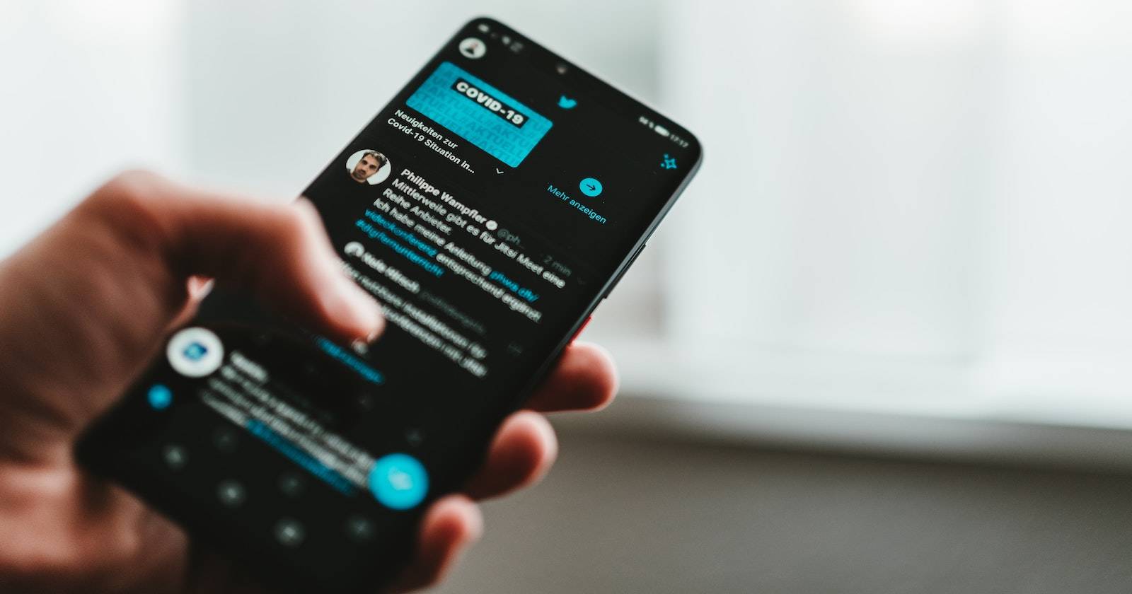 Экран Twitter с полем поиска и результатами