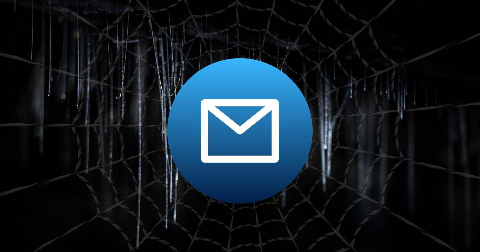 Синий символ электронной почты на тёмном фоне в виде сетевой сцены