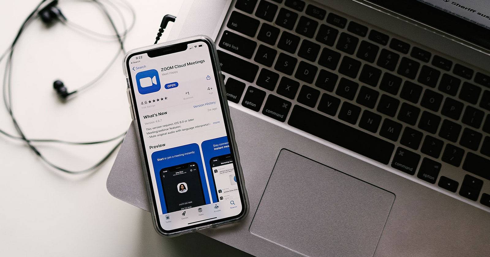 iPhone с открытым экраном видеозвонка
