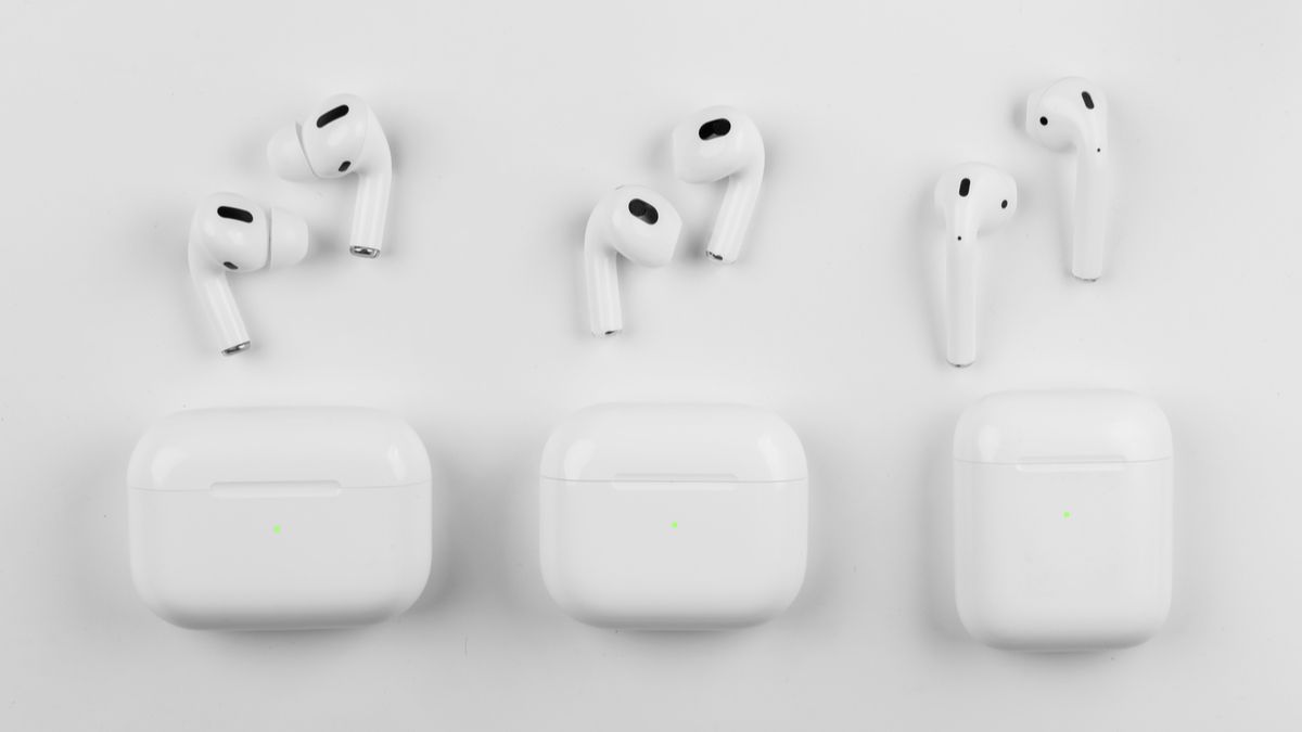 Ряд моделей AirPods, разложенных для сравнения.