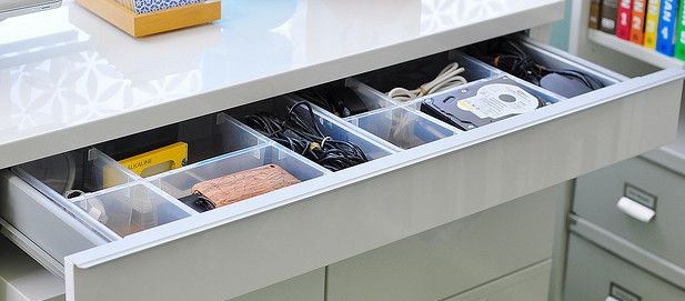 Провода, убранные в выдвижной ящик и организованные по ярлыкам