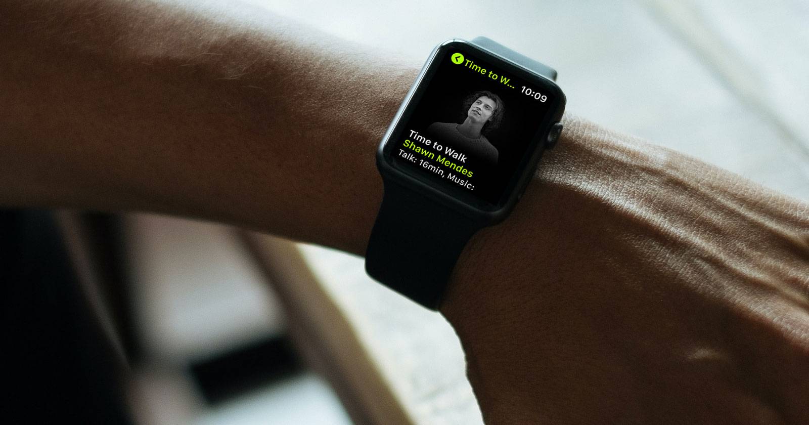 Слушатель во время прогулки: экран Apple Watch с эпизодом Time to Walk