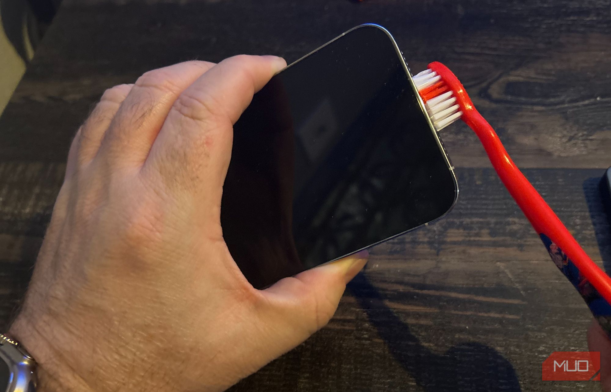 Чистка решётки динамика iPhone