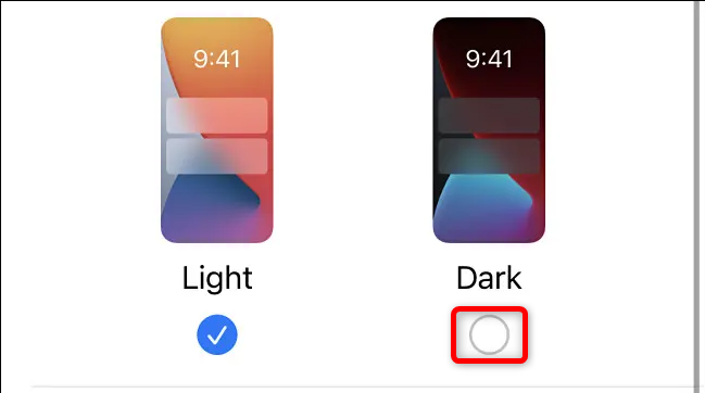 Выберите опцию «Тёмный» в настройках внешнего вида iPhone.