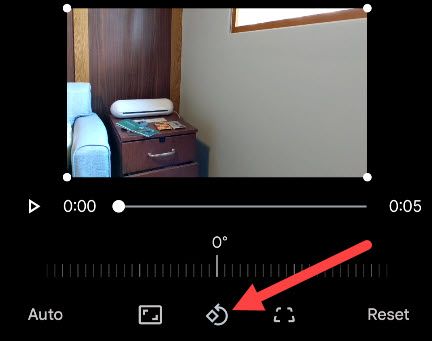 Нажмите значок поворота, чтобы повернуть кадр видео на 90° за раз