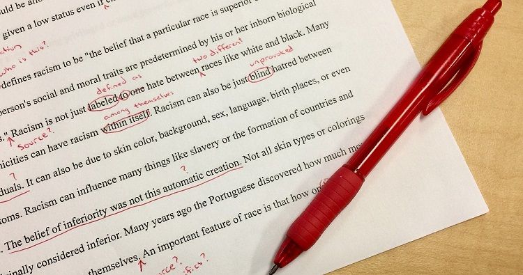 Изображение листа бумаги с красной ручкой, делающей исправления на странице