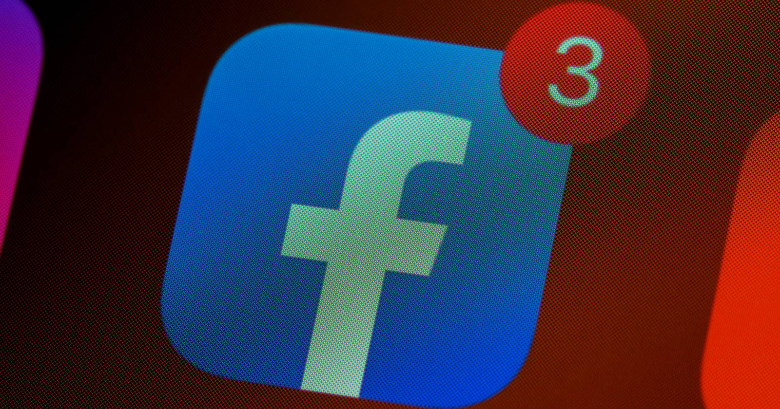 Офисное рабочее место с ноутбуком и телефоном для публикации вакансии на Facebook