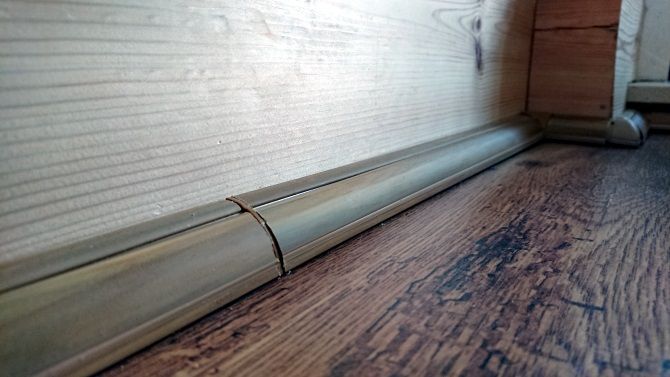 Соединённая секция кабель‑канала, готовая для монтажа вдоль стены