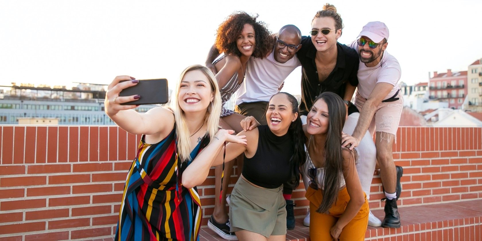 Группа друзей делает селфи в солнечный день