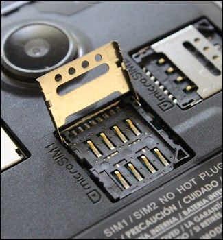 Закрытый держатель SIM‑карты с выемкой для ориентации