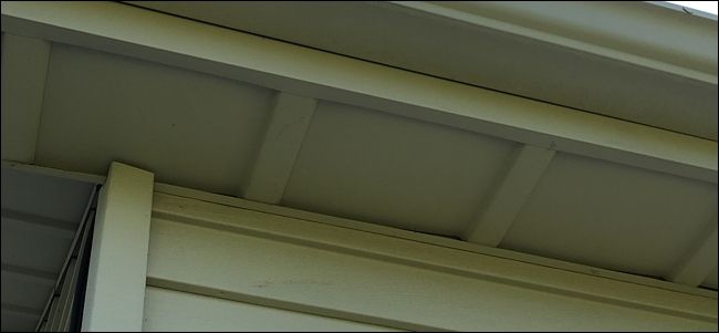 Камера на потолке крыльца с видом на вход