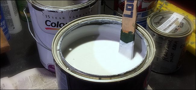 Капля краски на деревянной палочке показывает расслоение и взвеси