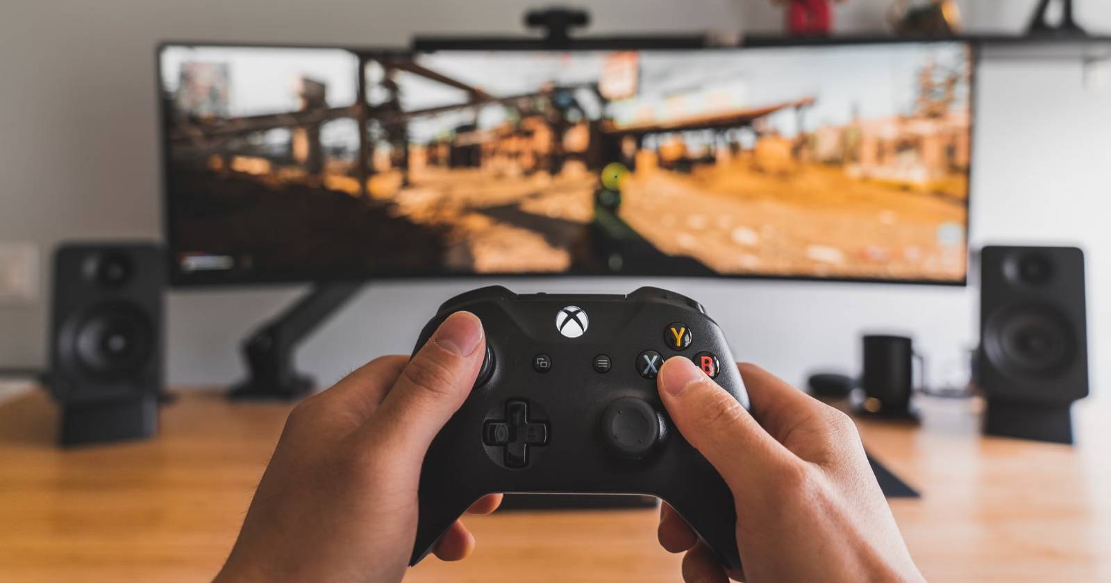 Консоль Xbox рядом с телевизором, режим 120 Гц