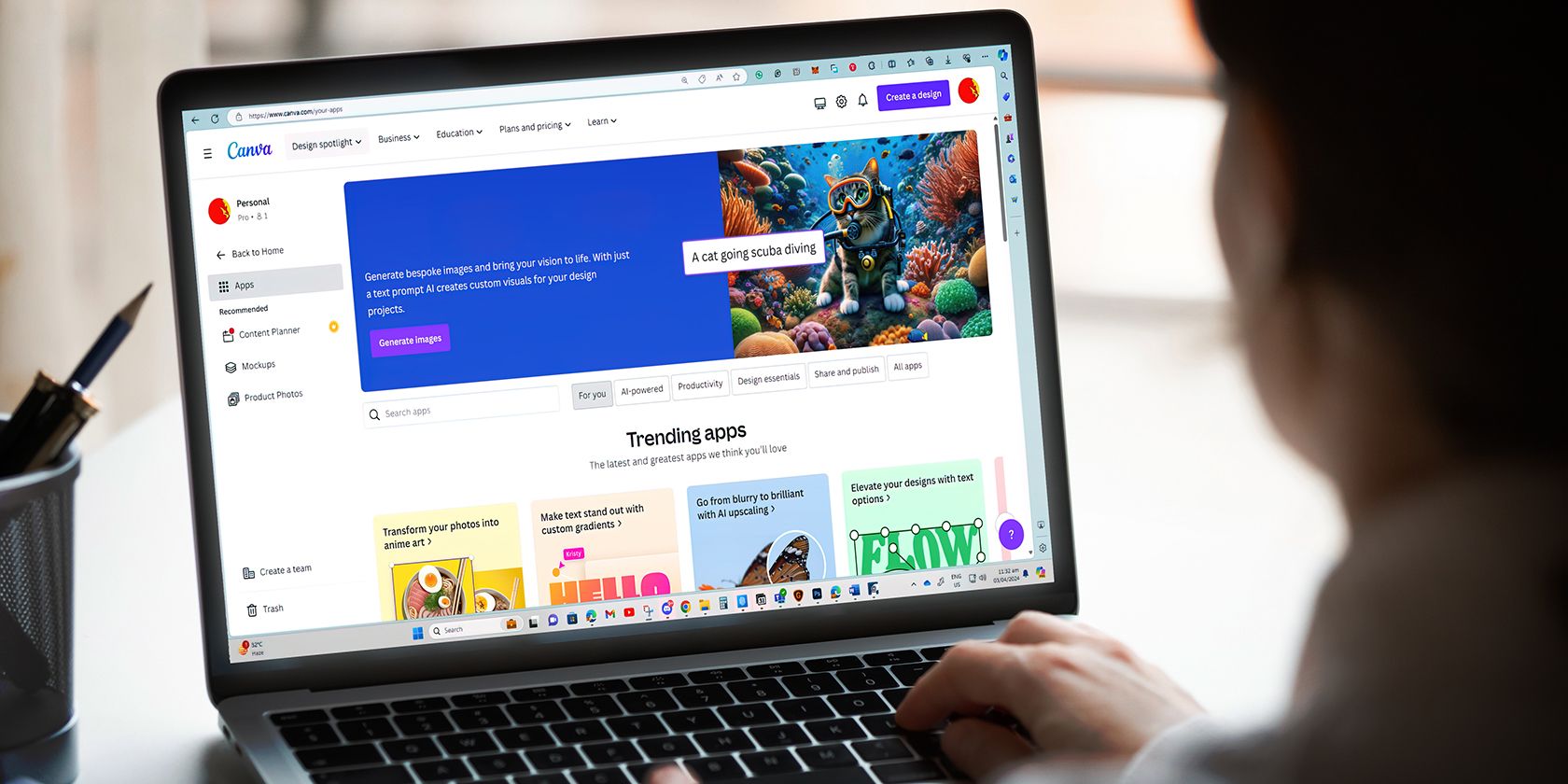 Человек просматривает страницу приложения Canva на экране ноутбука