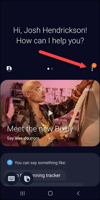 Экран приложения Bixby с указанием на три вертикальные точки меню