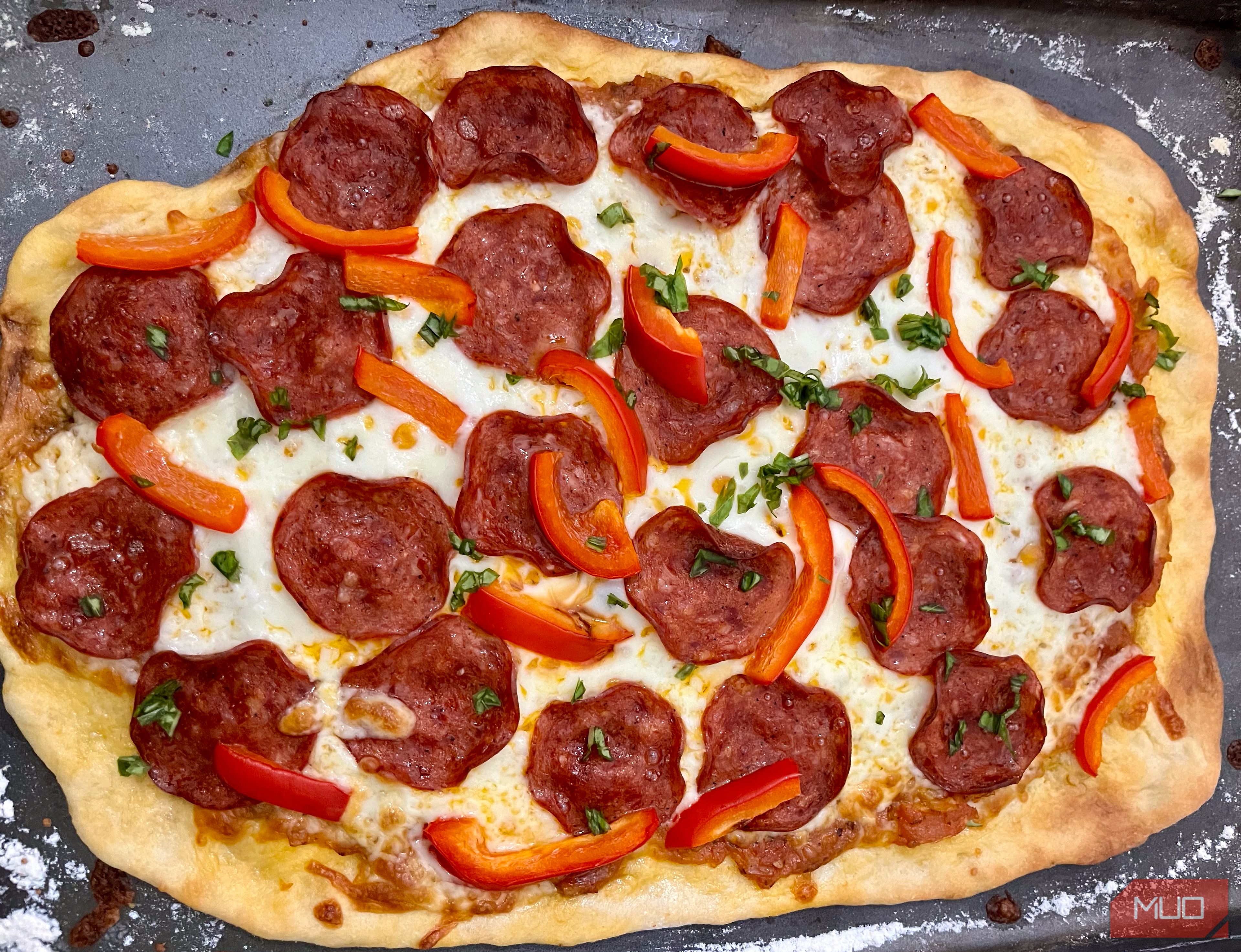 Пицца с пепперони и расплавленным сыром