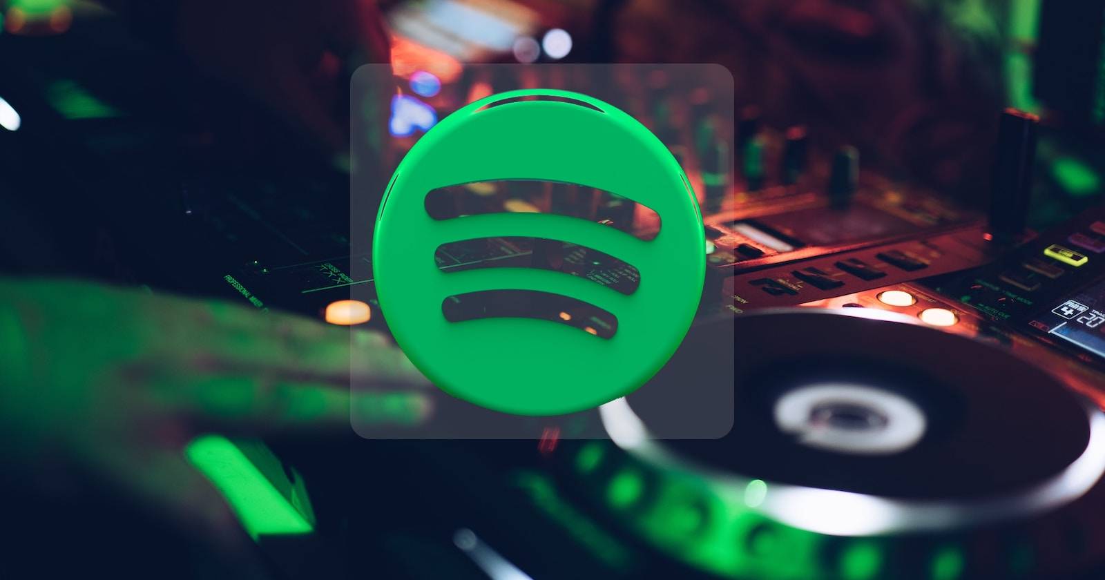 Логотип Spotify поверх крупного плана винилового проигрывателя диджея