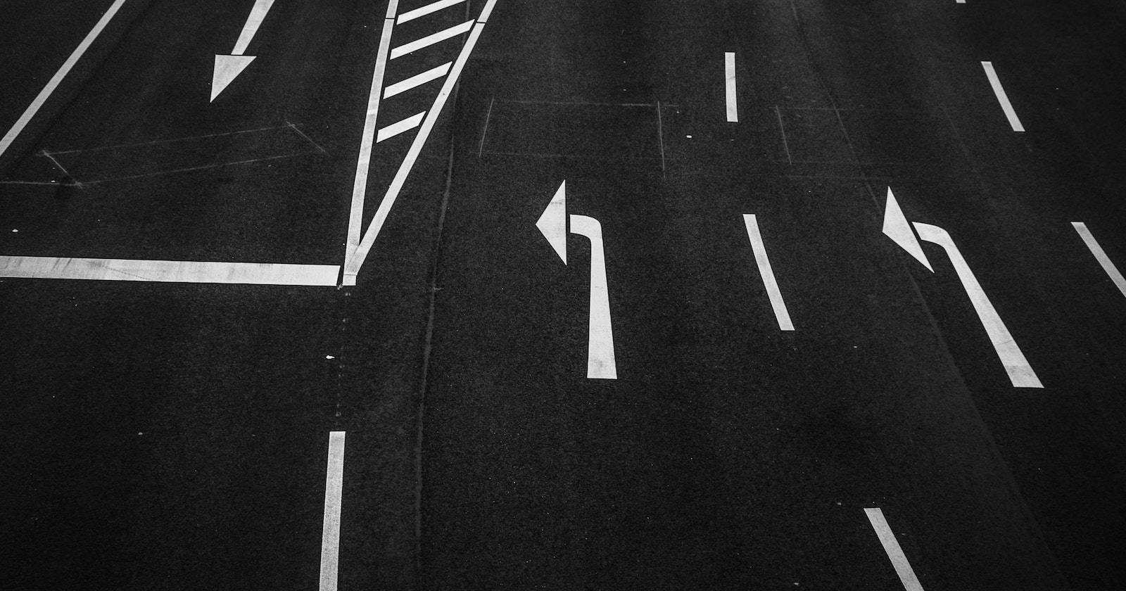 Черно‑белая фотография дороги сверху