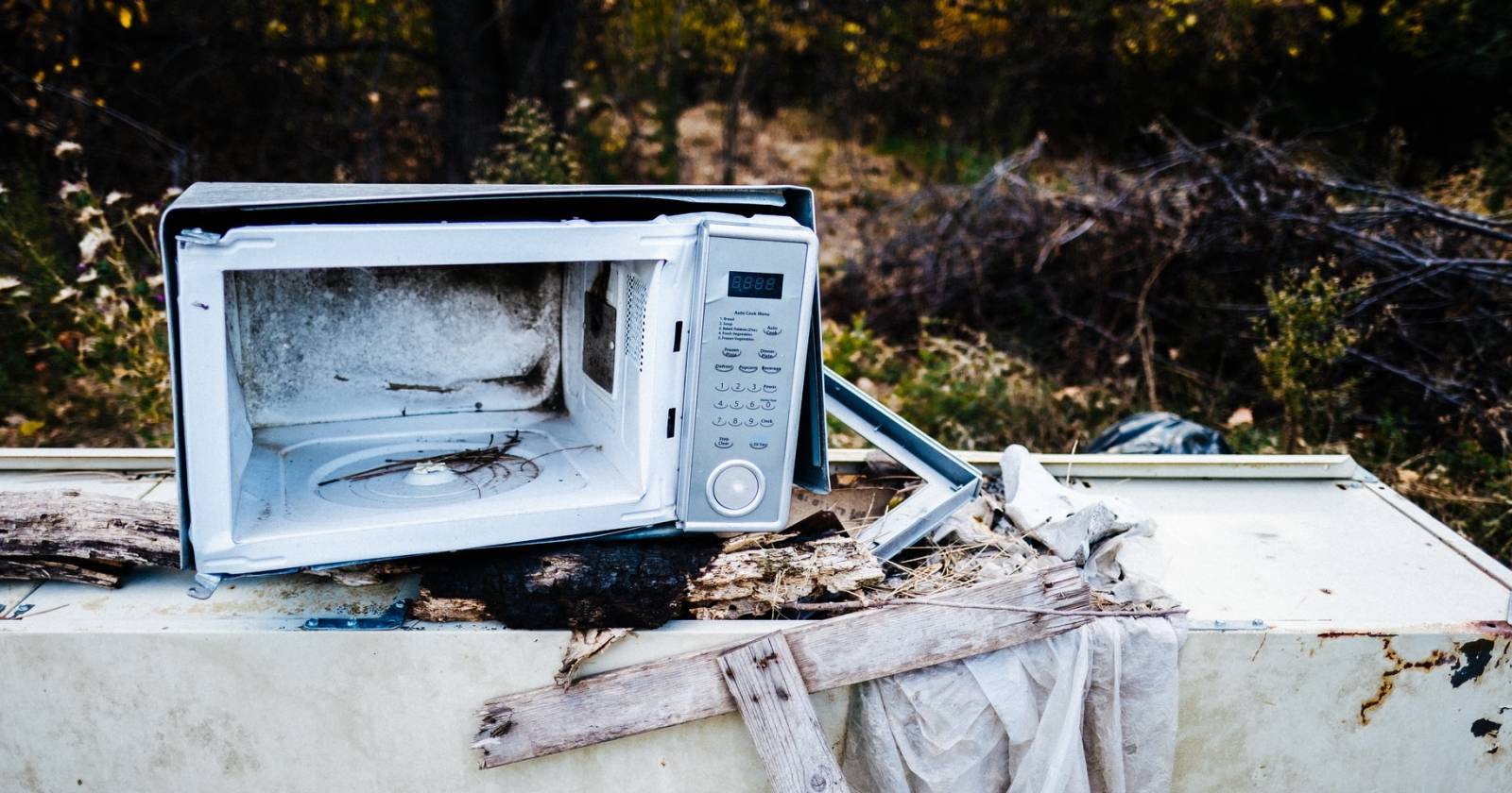 Заброшенная микроволновая печь на полу