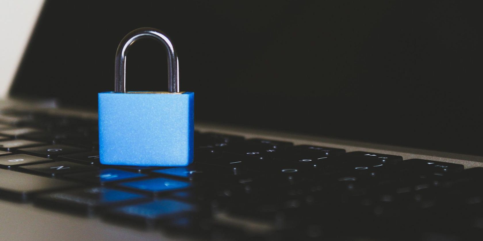 Иллюстрация замка и щита, символизирующая усиленную защиту