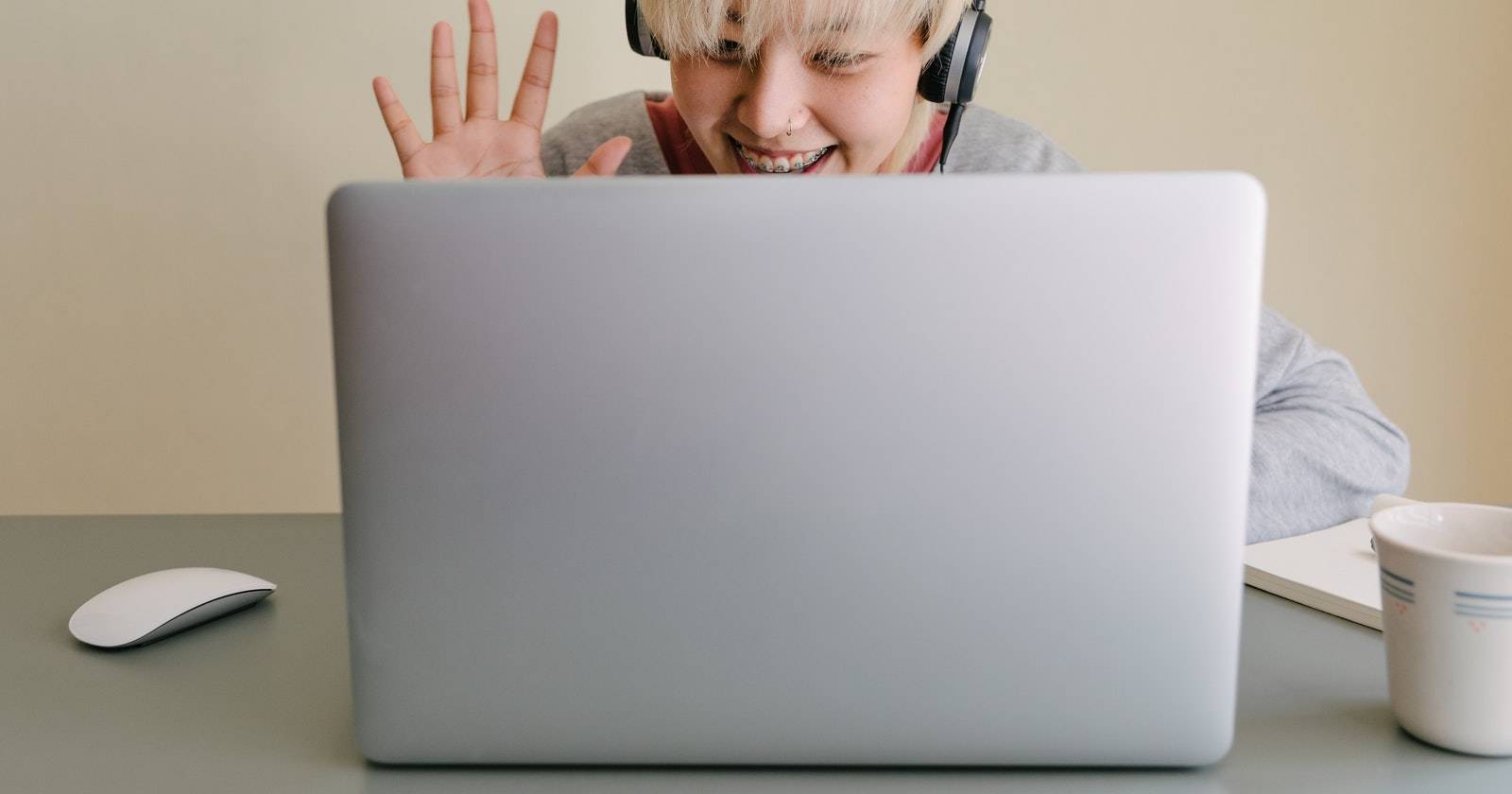 Пример иммерсивного вида в Zoom — участники в виртуальной сцене