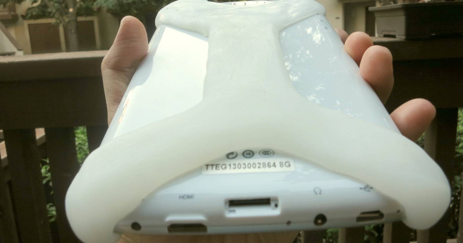 Защитный планшет в окружении материалов для самоделки