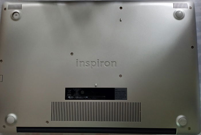 Фото нижней крышки ноутбука перед снятием