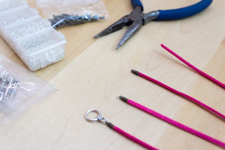 Готовый пиксельный кулон на шнуре с металлическим колечком