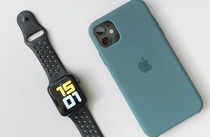 Apple iPhone и Apple Watch рядом друг с другом.
