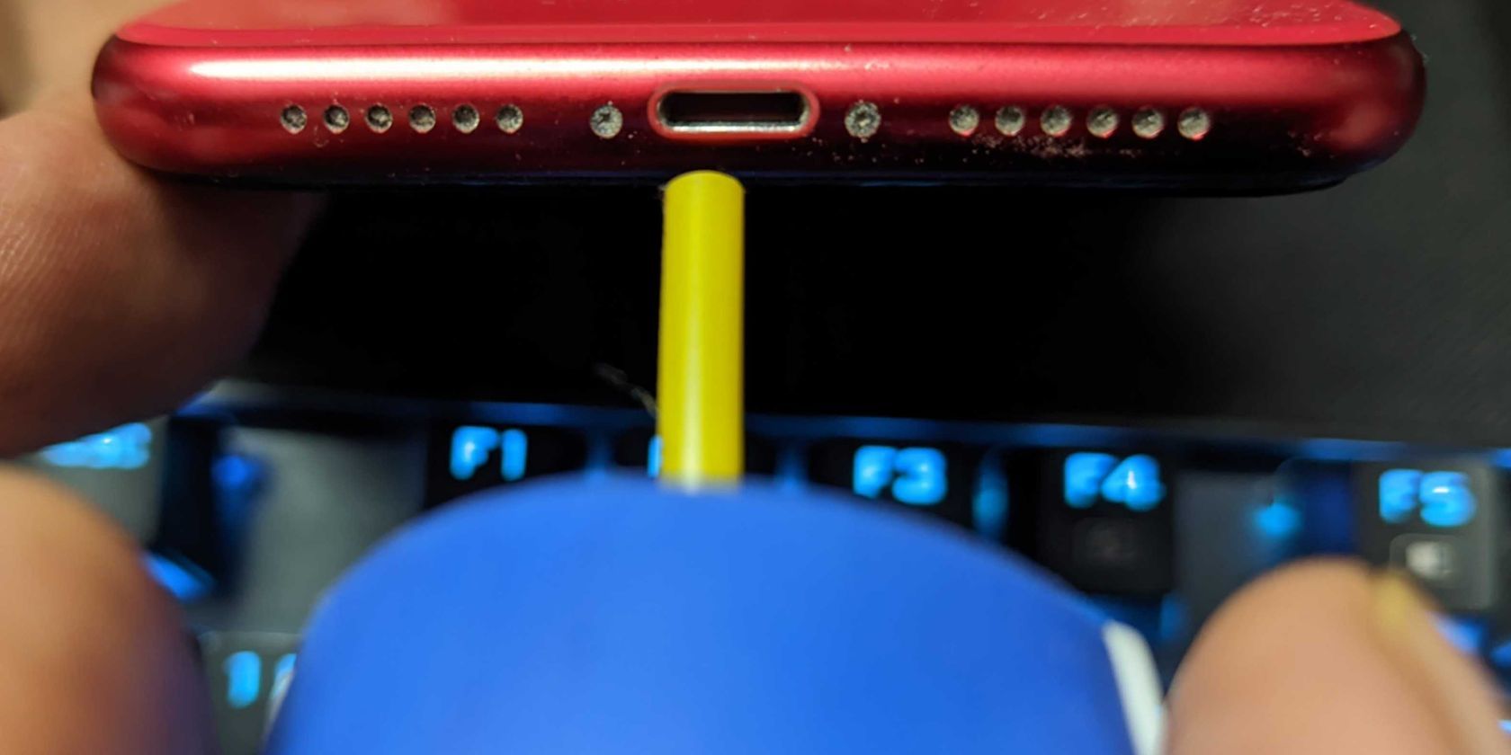 Чистка динамика iPhone мягкой воздуходувкой