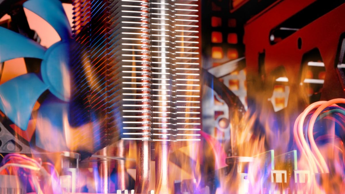 Компьютерное оборудование в окружении огня